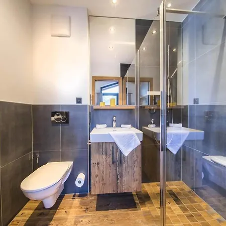 Retreat With Terrace & Sauna בקתה *